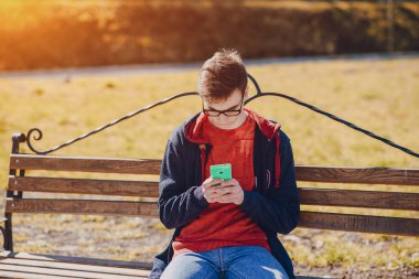 Becerikli alet ile adam