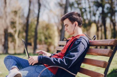 Becerikli alet ile adam