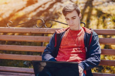 Becerikli alet ile adam