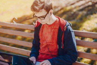 Becerikli alet ile adam