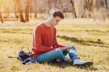 Becerikli alet ile adam