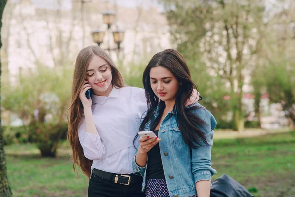 Deux filles en plein air — Photo