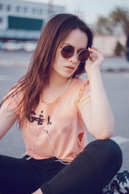 akşam şehirde şık kız