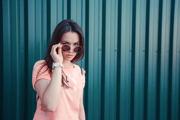 Stylish girl in evening city — Stock Photo, Image