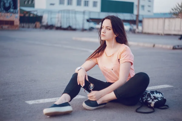 Stylish girl in evening city — Stock Photo, Image