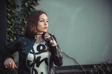 güzel bir kız bir yürüyüş