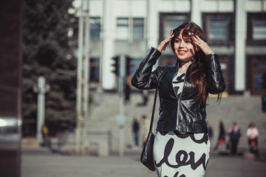 güzel bir kız bir yürüyüş