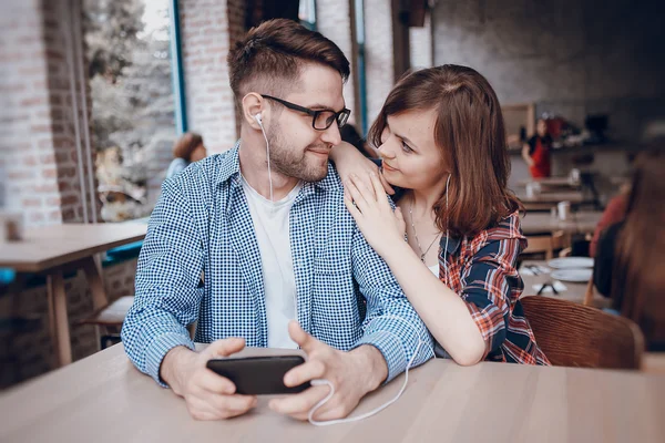 Pareja cariñosa en un café — Foto de Stock