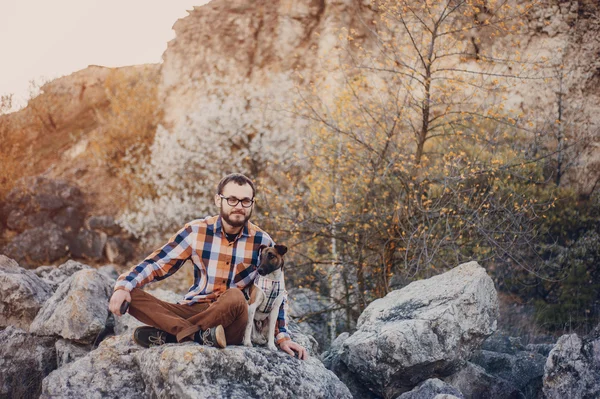 Il tizio con il cane — Foto Stock