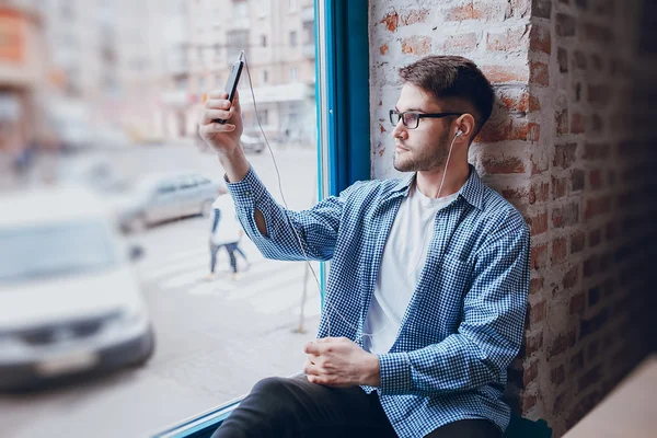 Coppia amorevole in un caffè — Foto Stock