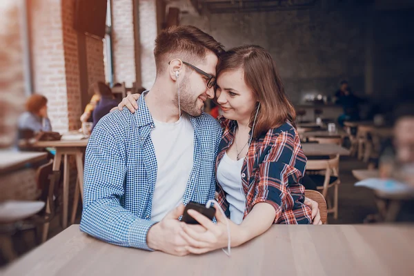 Liebespaar in einem Café — Stockfoto