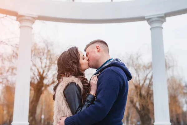 Couple amoureux au printemps — Photo