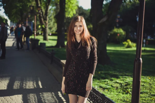 Lady för en promenad — Stockfoto