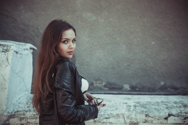 güzel bir kız bir yürüyüş