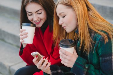 İki kız ile becerikli alet