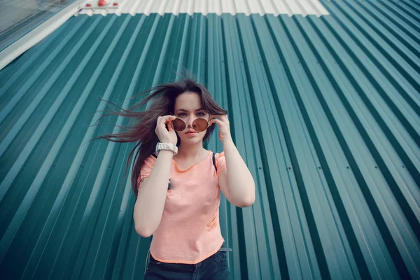 Stylish girl in evening city — Stock Photo, Image