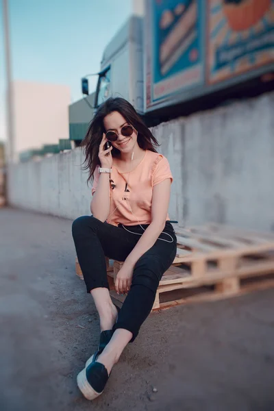 Stylish girl in evening city — Stock Photo, Image