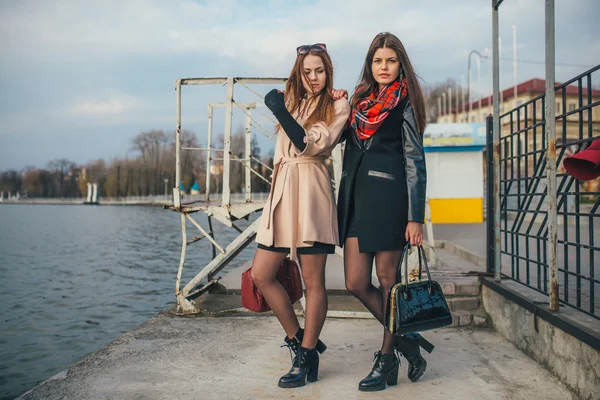 Meninas bonitas em uma caminhada — Fotografia de Stock