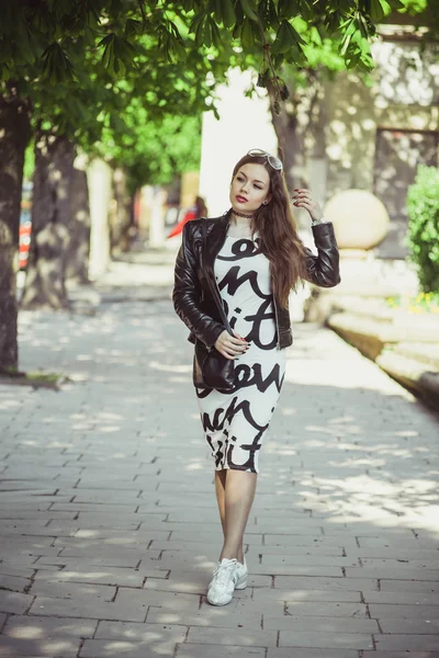 Menina bonita em uma caminhada — Fotografia de Stock