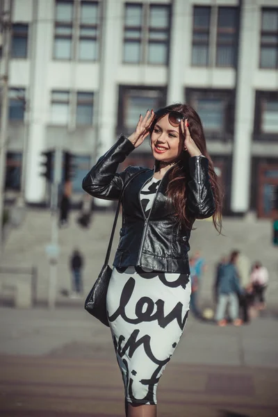 Menina bonita em uma caminhada — Fotografia de Stock