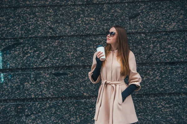 Belle ragazze su una passeggiata — Foto Stock