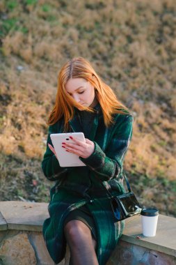 İki kız ile becerikli alet