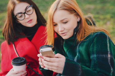 İki kız ile becerikli alet