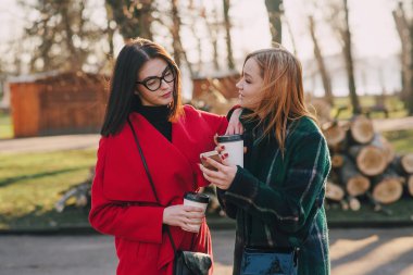 İki kız ile becerikli alet