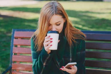 İki kız ile becerikli alet