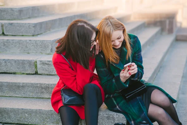 Duas meninas com gadget — Fotografia de Stock