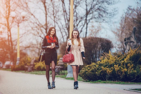 Chicas bonitas en un paseo — Foto de Stock