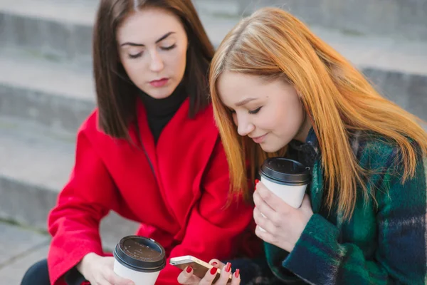 Due ragazze con gadget — Foto Stock