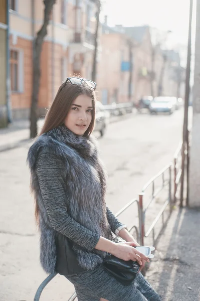 Fille avec téléphone — Photo