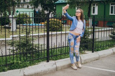 Bir yürüyüşte şık kız