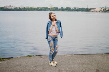 Bir yürüyüşte şık kız