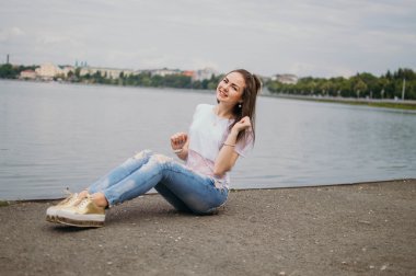 Bir yürüyüşte şık kız