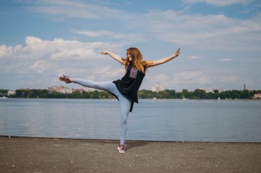 Bir yürüyüşte şık kız