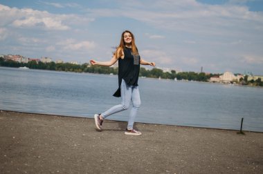 Bir yürüyüşte şık kız