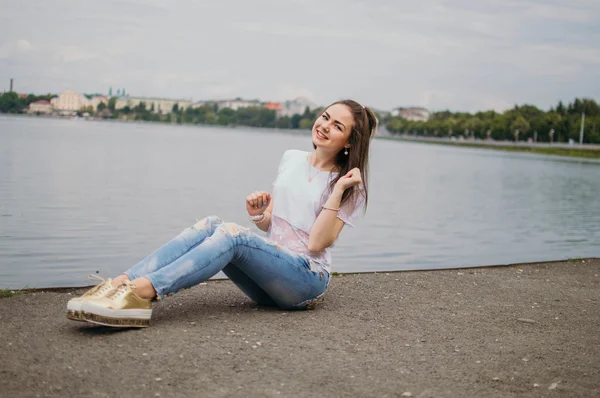 Bir yürüyüşte şık kız