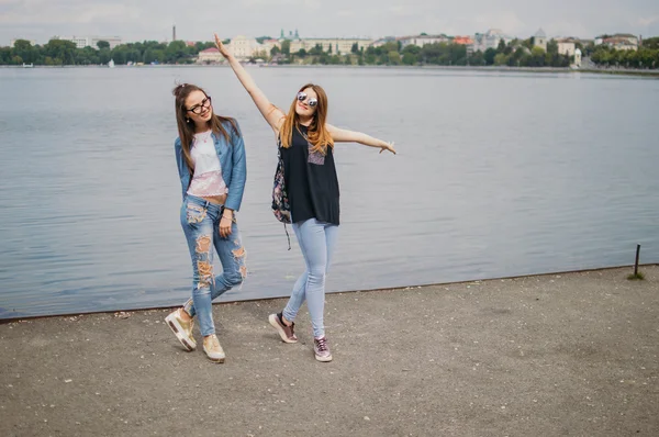 Chica con estilo en un paseo — Foto de Stock