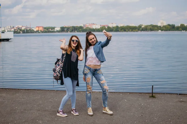 Stilvolles Mädchen auf einem Spaziergang — Stockfoto