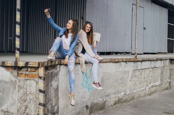 Ragazza alla moda su una passeggiata — Foto Stock