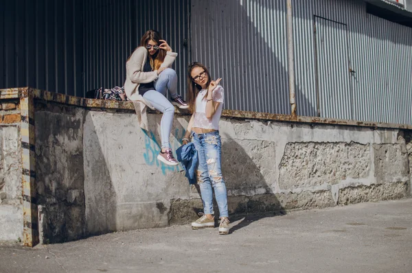 Ragazza alla moda su una passeggiata — Foto Stock