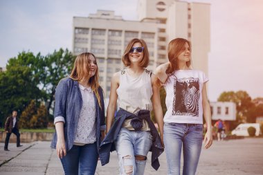 yolda üç güzel kız