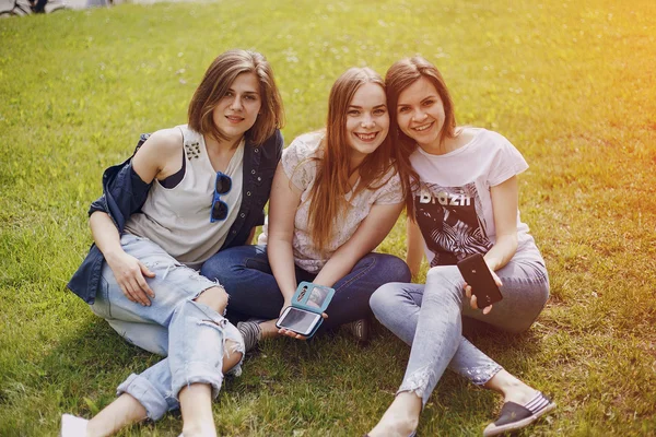 Τρία όμορφα κορίτσια σε περίπατο — Φωτογραφία Αρχείου