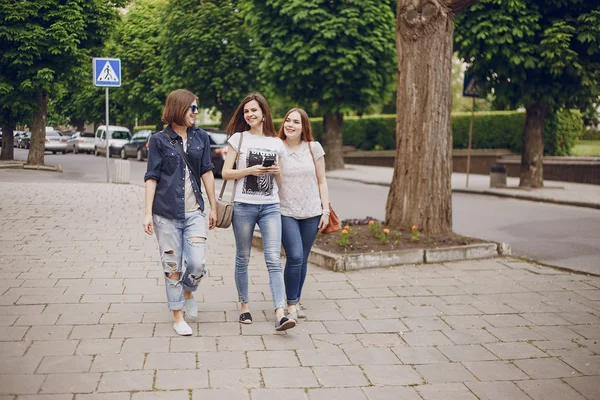 Drei schöne Mädchen zu Fuß — Stockfoto