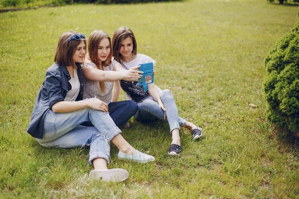 Tre belle ragazze a piedi — Foto Stock