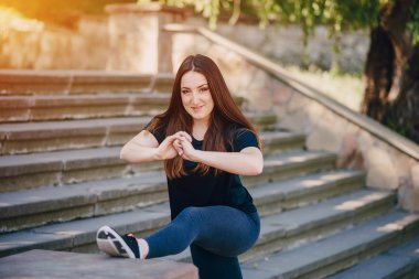 Bir yürüyüşte Fitness kız