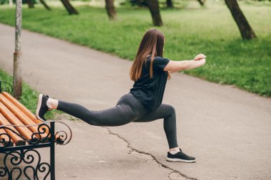 Bir yürüyüşte Fitness kız