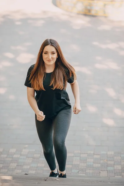Fitness tjej på en promenad — Stockfoto